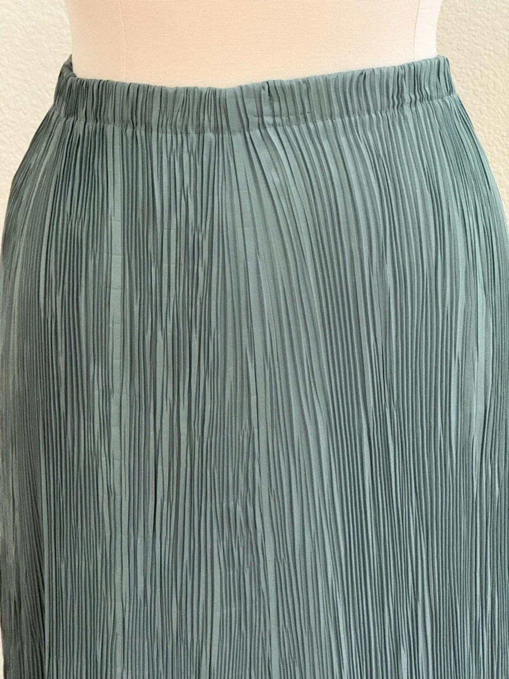 Signed, hand colored & pleated sage green top/shirt. - Picture 7 of 16